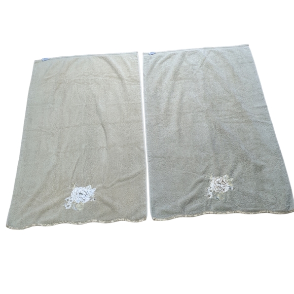 4 Beautiful Floral Bath Towels - Picture 3 of 14